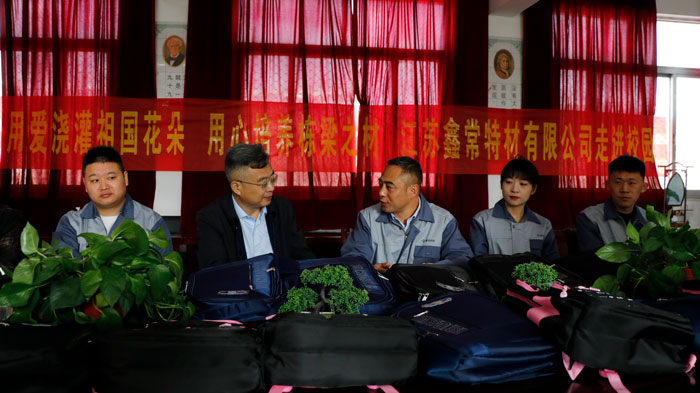 南街小學(xué)-交談.jpg