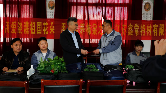 南街小學(xué)-慰問(wèn)金交接.jpg